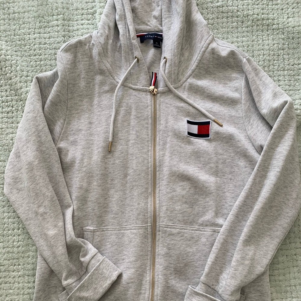 Tommy Hilfiger sweatshirt LIKE NEW!!!!